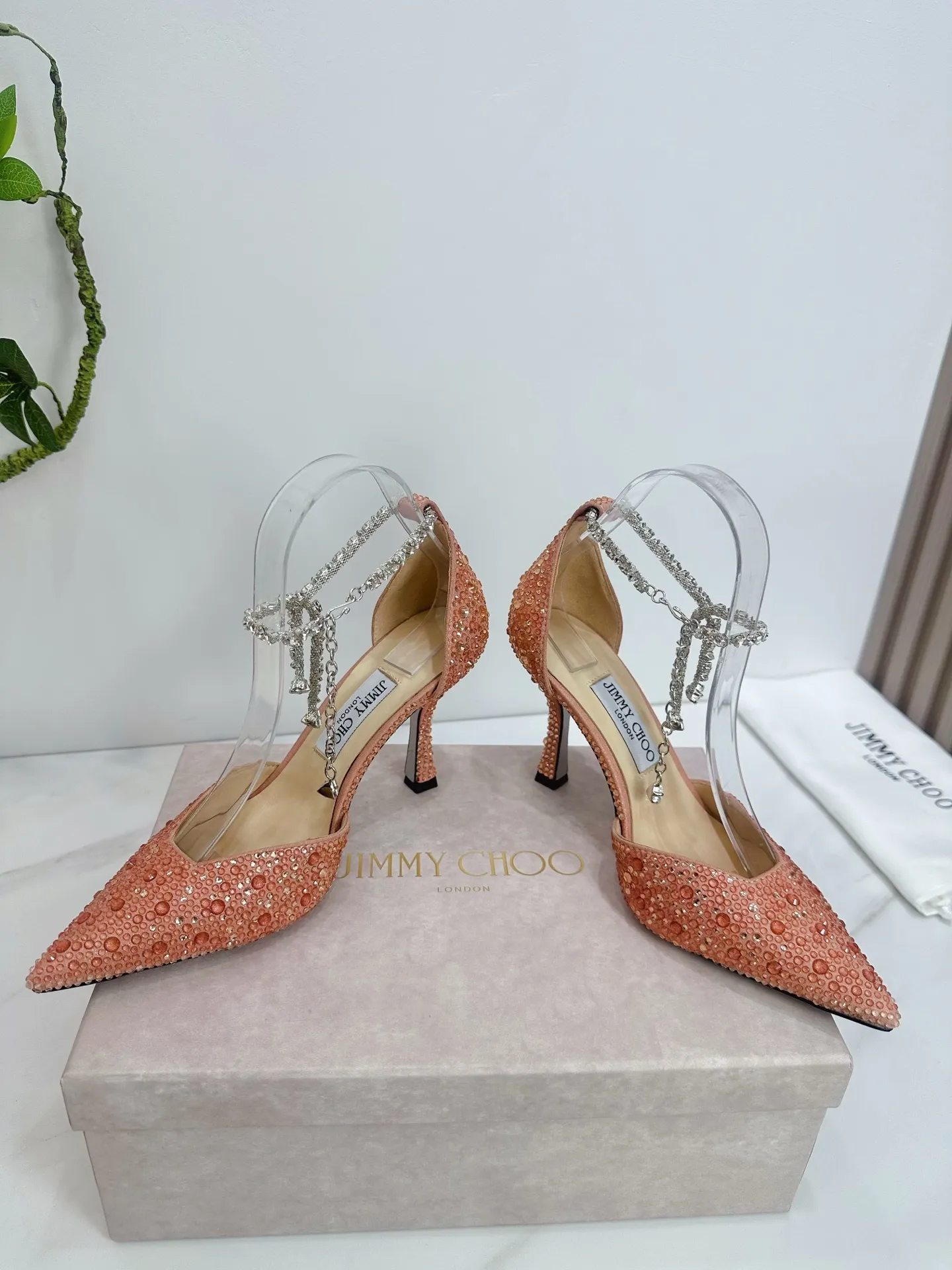 👟👟Ex-factory price 820👟👟 JIMMY CHOO (Jimmy CHOO) 💝💝💝 is a very comprehensive noble fashion lifestyle brand, with a series of women's high-heeled, medium-heeled, flat-heeled sandals with the same strap from major fashion bloggers and celebrities in Hong Kong and the United States.  The Australian pointed toe, round toe and square toe series are simply beautiful. Fall in love with elegance and playful sense of the future. Just by looking at them, you want to own them immediately, but you can really think about a pair of exquisite high heels~~~~~~~~~~~~~~~~~ 💝This series is specially designed for extraordinary and indifferent ladies, thus creating a unique overall effect, Jimmy Choo Design products that inspire women to move forward and show their charm💝💝💝 1⃣️Material: Imported silk hot diamond 2⃣️Inner: Imported Italian lambskin, super soft and delicate 3⃣️Outsole: Imported Italian original original color genuine leather injection molded outsole Heel height 8.5 4⃣️Code number: 35 to 39 (34.40.41.42. Customized)